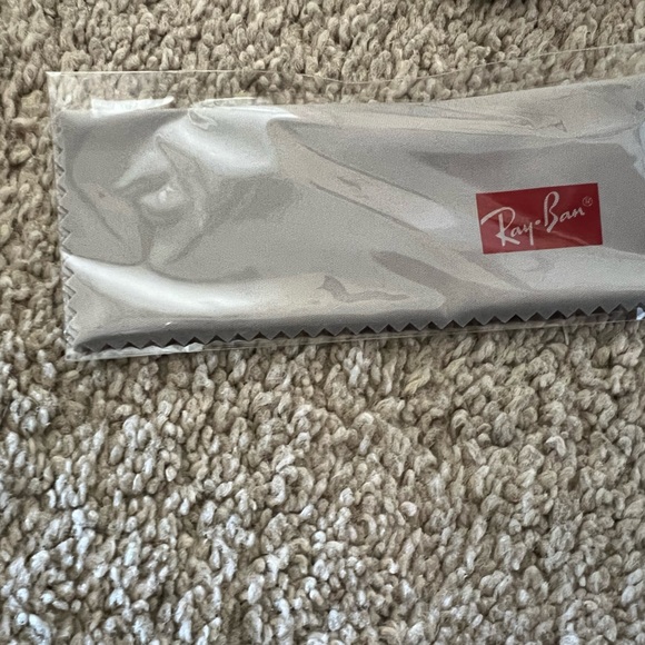 BRAND NEW ray ban. Never worn - Picture 4 of 5